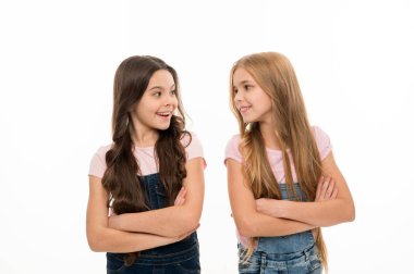 Şirin bir babacan göz olması. Doğal saç şekillendirme ve sos. Sevimli küçük kız yeni saç modeli giyiyor. Uzun saç modeli ile sevimli küçük kız. Çocuklar saç bakımı ve damat. Saç ve Güzellik Salonu