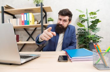 Seni işe aldım. Adam İK Yöneticisi sit Office sakallı. İş görüşme kavramı. Röportaj sorularınızı cevaplayacağım. Bana kendinden bahset. Kalıcı izlenim bırakmak. Başarılı iş görüşmesi. Aday teklif yapma