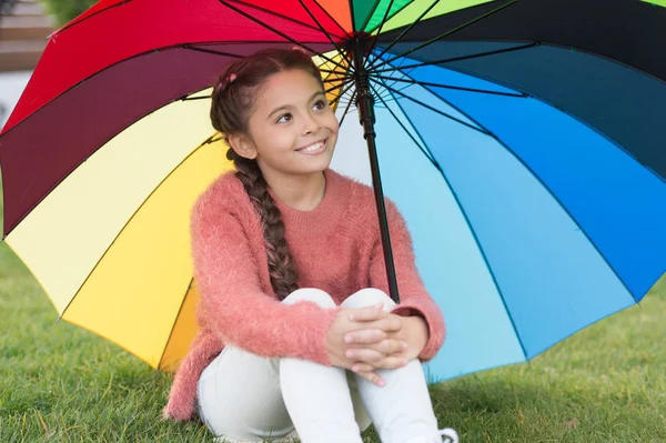 낙관적인 아이입니다. 쾌활 한 분위기에 대 한 화려한 액세서리입니다. 여자 쾌활 한 아이 긴 머리 우산 공원 산책. 화려한 액세서리 긍정적인 영향입니다. 밝은 우산. 긍정적이 고 낙관적인 유지 — 스톡 사진