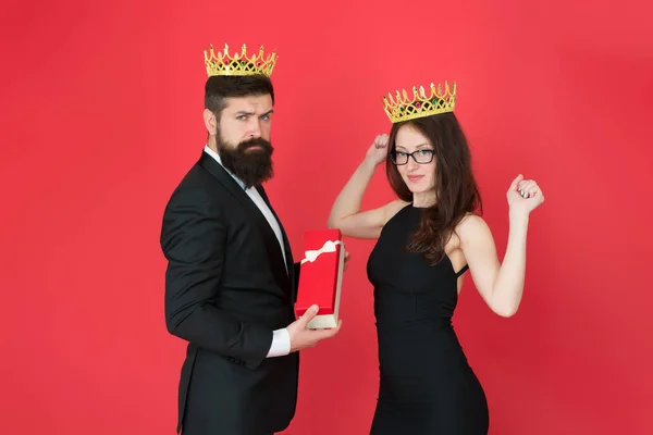 Regalo real. Rey en esmoquin corona de oro dando caja de regalo a la reina de su corazón. Pareja enamorada de la familia real. Sociedad de élite. Rey y reina evento formal. Las tradiciones reales. Celebrar aniversario — Foto de Stock