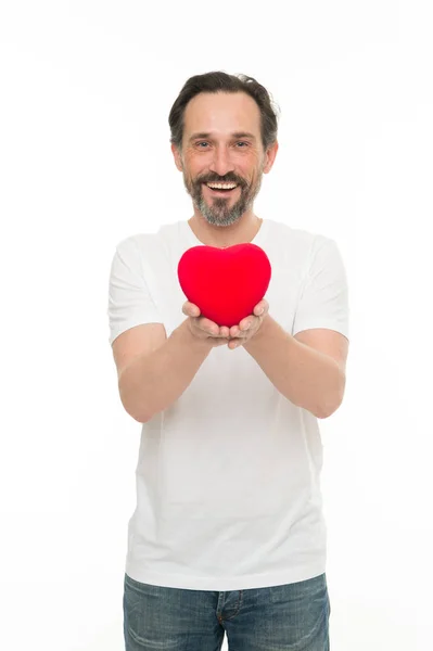 Wordt in de liefde. Valentines man met rode speelgoed hart in handen. Knappe volwassen man met hart voor Valentijnsdag. Hartprobleem en gezondheidszorg. Voorkomen hartaanval — Stockfoto