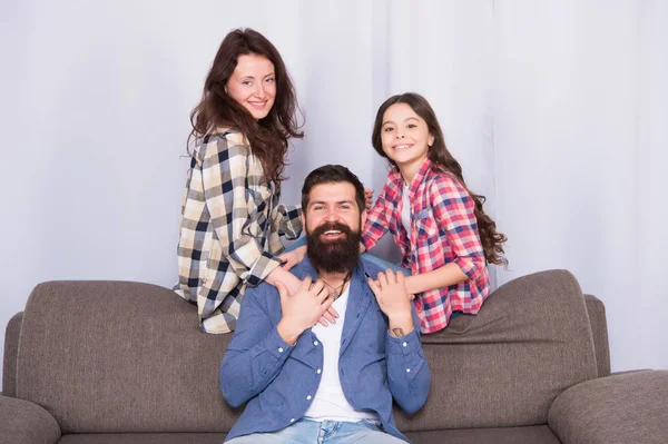 Vriendelijke familie plezier samen. Moeder, vader en dochter ontspannen op de Bank. Gelukkig ouderschap. Nauwe en betrouwbare betrekkingen. Familiewaarden concept. Familie obligaties. Familie weekend samen doorbrengen — Stockfoto