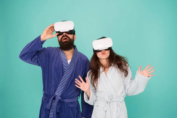 Virtual realitas. Cinta. Selamat pagi. mengejutkan keluarga dalam kacamata. Pasangan yang saling mencintai. Keluarga dalam headset realitas maya. Pria dan wanita berjenggot berjubah. Kacamata realitas virtual. Virtual reality game — Stok Foto