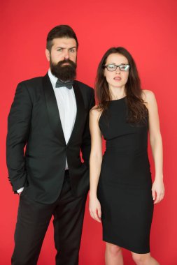 Resmi kıyafet. Resmi olay kavramı. Sakallı adam giyim smokin kız zarif elbise. Olay ya da töreni ziyaret etti. Çift şık kıyafetler. Elit olay. Ana malzeme çekme kıyafet kuralları. Kurumsal partisi