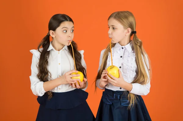 Ζουμερά μήλα. Παιδιά σχολικής ηλικίας με σνακ υγιή της apple. Χαριτωμένο μαθήτριες κρατώντας τα μήλα. Κοριτσάκια λαμβάνοντας σχολικό σνακ διάλειμμα. Μικρά κορίτσια κατανάλωση τροφίμων φυσικής βιταμίνης. Τα φρούτα είναι πλούσια σε βιταμίνη — Φωτογραφία Αρχείου