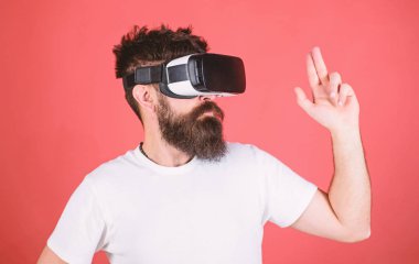 En iyi shooter Vr için. Birinci kişi ateş gösterir nasıl bağımlılık Vr olabilir. Adam el hareketi olarak silah oyun shooter oyun Vr gözlük. Adam kırmızı zemin üzerine sanal gerçeklik kulaklık ile hippi sakallı