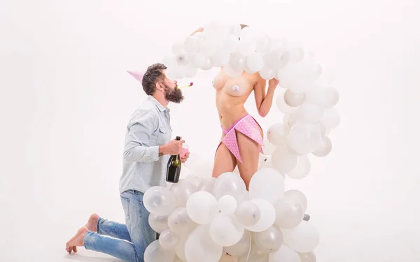 Organisiert Junggesellenabschied. Luftballons festliche Party Attribute. Strip Dance erstaunliche private Party. Schritt Anleitung, wie planen Junggesellenabschied. Mann bärtiger Junggeselle feiert mit nacktem Strip-Tänzerin — Stockfoto