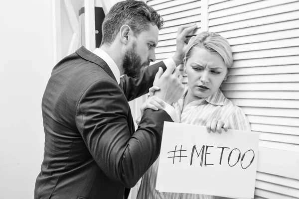 Mulher mostrando um bilhete com a mensagem também. Toque no joelho. Movimento contra o assédio sexual. Assédio sexual no trabalho . — Fotografia de Stock