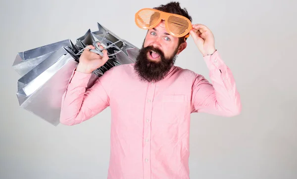 Compras el viernes negro. Feliz compra con bolsas de papel. Trato rentable. Consumidor adicto a las compras. Cómo prepararse para sus próximas vacaciones. Hombre barbudo hipster con muchas bolsas de compras — Foto de Stock