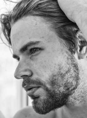 Adam yakışıklı sadece uyanmak kadar sakallı. Maço çekici görünüm bakım güzellik hakkında. Temel yöntemler güzellik rutin. Cilt bakım ve bakım. Sabah güzellik rutin denetim listesi. Güzellik zamanlamanızı