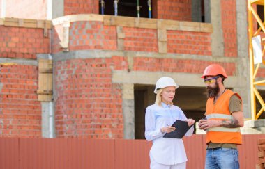 İnşaat ekibi iletişim kavramı. İlerleme planı tartışmak. Kadın mühendis ve Oluşturucu inşaat alanında iletişim. İnşaat sektöründe katılımcı ve inşaat istemciler arasındaki ilişkileri