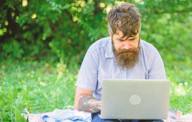 Bloglama için ilham. İlham arıyorsanız. Blogger doğa tarafından ilham kaynağı olma. Dizüstü sit çayır doğa arka plan ile sakallı adam. Yazar ilham doğa ortamı için arıyorsunuz