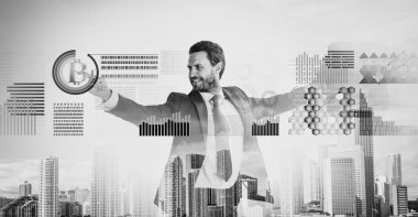 İşadamı etkileşim dijital yüzey kripto para bitcoin. Dijital iş kripto para birimi. Bitcoin para yatırım stratejisi. Bitcoin ile çalışmaya başlayın. Bitcoin madencilik karlılık hesaplamak