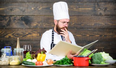 Kitap tarifleri. Tarifi göre. Adam Şef yemek yemek sakallı. Adam kitap tarifleri okudum. Mutfak Sanatları kavramı. Adam tarifi öğrenin. Yeni bir şeyler denemek. Aşçılık aklımda. Pişirme beceri geliştirmek