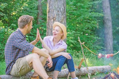 Kaç turist sit günlük şenlik ateşi sırasında onların jest atma. Adam ve kız el jest oyna. Çift el oyna. El jest oyun karar kim kazanmak. Gıda kavurma bekleme sırasında oynamak. Çak bir beşlik