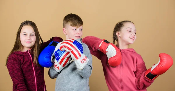 Przyjazny sparingi. Koncepcja amerykańskiego sportu. Dzieci sportowy ćwiczyć umiejętności bokserskie. Boks sport. Rozpocznij karierę boks. Umiejętności samoobrony. Przyjaciół chłopca i dziewczyny nosić rękawice bokserskie z flagą usa — Zdjęcie stockowe