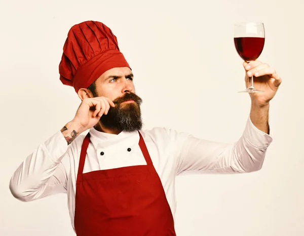 Kocken innehar glas rött vin. Laga mat med vackert ansikte — Stockfoto