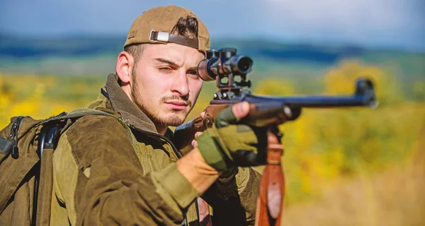 Habilidades de caza y equipo de armas. Un tipo cazando ambiente natural. Arma de caza o rifle. Objetivo de caza. Mirando el objetivo a través del alcance del francotirador. Hombre cazador apuntando rifle naturaleza fondo —  Fotos de Stock