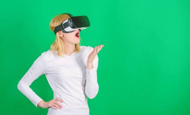 Kadın sanal gerçeklik görüşü izliyor. Sanal gerçeklik gözlük gülümseyen iş kadını heyecanlı. VR oyunu.