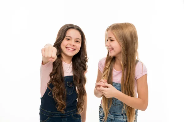 Fazendo o cabelo um estilo lindo de usar. Meninas bonitos vestindo penteado novo. Estilo de cabelo natural e vestir. Meninas pequenas adoráveis com penteado longo. Salão de beleza e cabelo. Crianças cabelo grooming — Fotografia de Stock