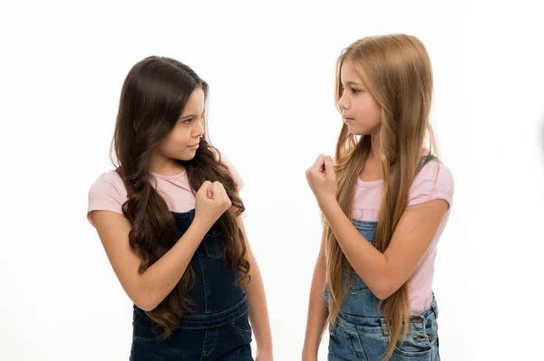 Wer der Schönste ist. kleine Mädchen mit langen Frisuren, die ihre Fäuste zeigen. Kinder Haarpflege und -pflege. Konkurrenz mit Wut. süße kleine Mädchen mit neuer Frisur. Bruch der Freundschaft — Stockfoto