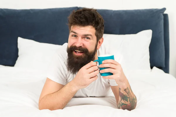 Homme heureux profiter du café du matin. Café frais. Bonne matinée. Un barbu boit du café du matin. heureux homme barbu au lit. Le matin commence par le café. Commencer la journée par de bonnes nouvelles. Détente à la maison — Photo