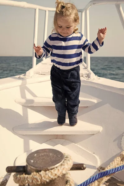 Carino e spensierato. Avventura ragazzo marinaio in viaggio mare. Bambino marinaio carino su yacht giornata di sole. Ragazzo adorabile marinaio camicia a righe bianco yacht viaggiare in tutto il mondo. Bambino godere di vacanza sulla nave da crociera — Foto Stock