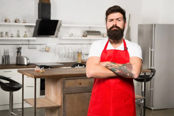 Chef seguro. Restaurante o cafetería cocinero. Hombre maduro. Cocinero barbudo. Hipster en la cocina. Hombre barbudo con delantal rojo. Cocinero hombre. Un hombre barbudo serio. Barbudo hipster cocinar en casa —  Fotos de Stock