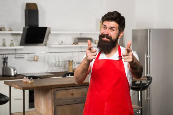 Specialerbjudande från kocken. Man kock matlagning. Restaurang eller café kock. Hipster i köket. Mogen hane. Skäggiga lycklig man koka. Skäggig man i rött förkläde. Professionell restaurang kock. Restaurang food. — Stockfoto