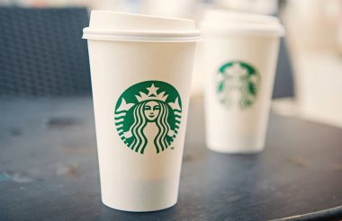 Uzun boylu bir Starbucks kahve starbucks kafede