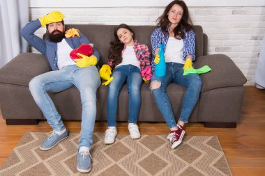 Kaliteli hizmet. Anne ve baba küçük kızı ile rahatlayın. Aile temiz ev. Mutlu aile tutun temizlik ürünü. Anne, baba ve kız evi temizliyorum. Anne ve kızı. Baba ve kızı