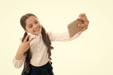 Blog. Küçük kız kişisel blogu için fotoğraf çekiyor. İnternet günlüğünü paylaş. Beyazlar içinde izole edilmiş küçük bir çocuğun çocukluk blogu. yeni proje geliştiriliyor