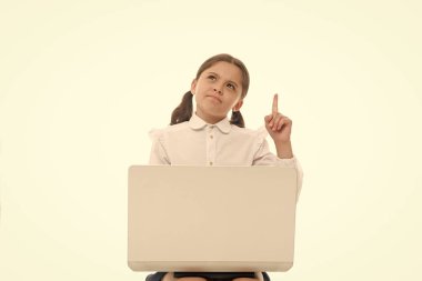 Harika bir fikir. Kız işi ya da laptopla oynamak beyaza izole edilmiş. Küçük çocuk bilgisayarla otururken ilham aldı. Siber pazartesi. Online eğitim. Sadece ilham geldi. Modern yaşam için yeni teknoloji, boşluğu kopyala