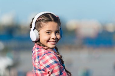Müzik ona büyük zevk veriyor. Kablosuz kulaklığı olan sevimli bir çocuk. Müzik seti kulaklık takan küçük bir çocuk. Müzik dinleyen küçük bir çocuk. Teknolojiyi eğlence ve eğitim için kullanan sevimli bir çocuk.
