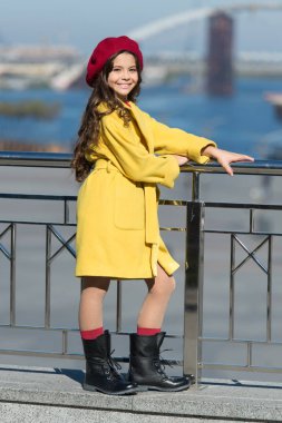 Çocuk parlak şapka bere ve sıcak palto. Fransız tarzı eğilim. Kaygısız rahat yürüyüş. Sağlık yararları yürüme. Kız çok güzel çocuk yürüyüş arka plan defocused. Moda kız güneşli bahar gününde yürüyüş zevk