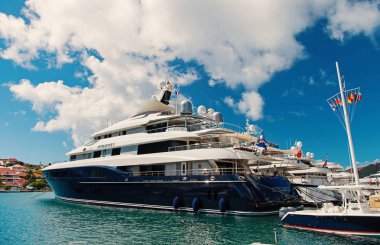 Gustavia, st.barts - 25 Ocak 2016: su taşıma ve gemi. Tropik sahilde deniz iskelede Yatlar demirli. Yatçılık, lüks yatta seyahat. Yaz tatili Adası Yolculuk tutkusu
