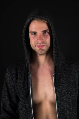 Güçlü ve karizmatik. Kas göğüs atletik adamla. Genç atlet yerleştirmek. Seksi sporcu. Atletik göğüs kas adam. Yakışıklı adam Hoody giyiyor. Sağlıklı ve aktif yaşam tarzı