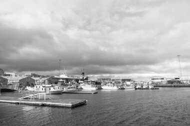 Reykjavik, İzlanda - 13 Ekim 2017: Liman. Seyahat güzergahı. Gemiyle seyahat et. Büyük bir gemi derin sular ister. Deniz kenarında hava durumunu bekle.