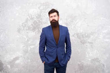 Her hikayenin bir stili vardır. Kendine güvenen bir iş adamı. Resmi moda. Moda. Ceketli sakallı hippi. İş başarısı. Sakal modası. Erkek modası. Resmi takım elbiseli sakallı adam.