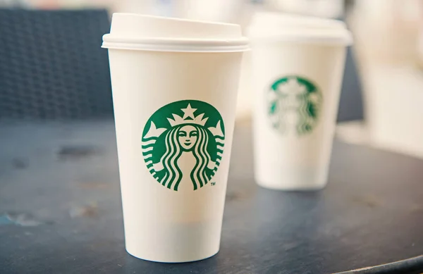Ένα ψηλό Starbucks καφέ σε καφετέρια της αλυσίδας starbucks — Φωτογραφία Αρχείου