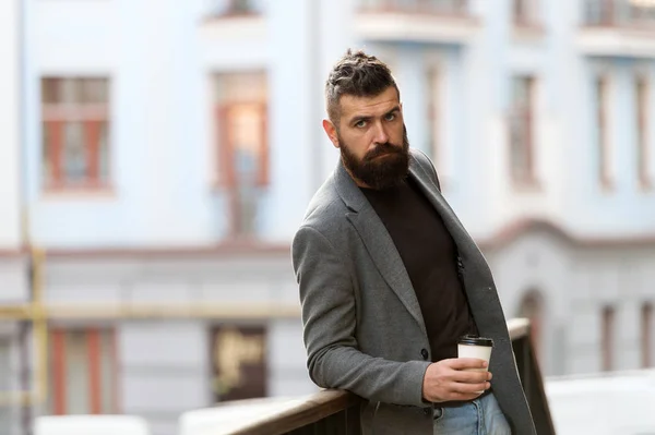 一天中喝咖啡的最佳时间。hipster 与可重复使用的纸杯走在城市。有胡子的男人在享受早晨的咖啡。商人在嬉皮士风格举行外卖咖啡。咖啡饮用者 — 图库照片