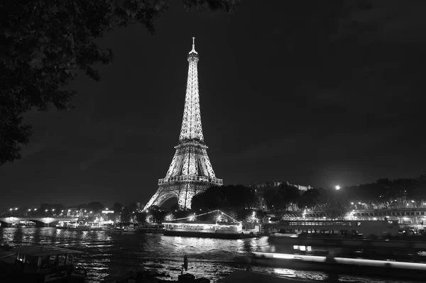 París, Francia - 23 de septiembre de 2017: paris eiffel tower in france. Tour y viaje. Descubre la torre eiffel. La torre Eiffel es una estructura icónica —  Fotos de Stock