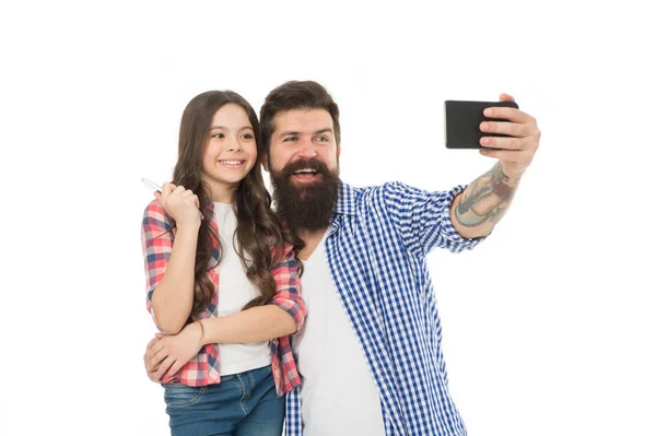 Que engraçado. Selfie perfeita. Família feliz. Um pai barbudo com uma filha engraçada. A menina adora o pai. Dia da família. Menina a divertir-se. Pai e filha. A brincar com o papá. Selfie engraçado com papai — Fotografia de Stock