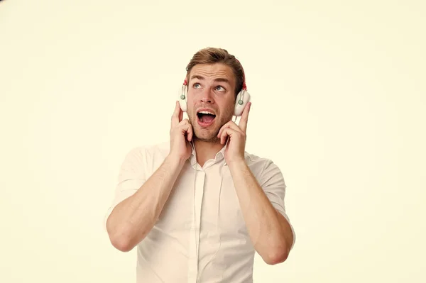 Que melodia agradável. Homem ouvindo música favorita em fones de ouvido e cantando. Um tipo com auscultadores ouve música. Homem satisfeito rosto desfrutar de ouvir música fones de ouvido isolado branco fundo cópia espaço — Fotografia de Stock