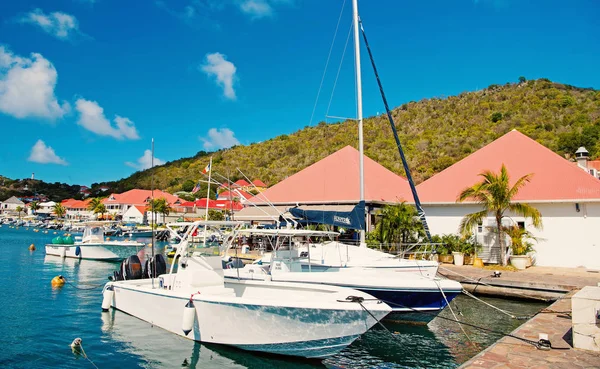 Gustavia, st. 巴兹-2016年1月25日: 帆船和游艇停泊在海码头在热带海滩。游艇和帆船。豪华游艇旅行。在岛上的暑假。水运和船舶 — 图库照片