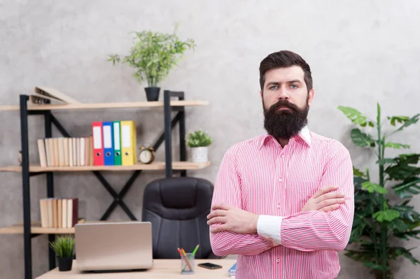 Businessman. Serious bearded man at workplace. Office life. Bearded man. Business trainer. Serious trainer for business. Personal trainer. Mature man is expert trainer. Time for you to make decision — Stock Photo, Image