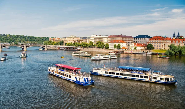 Stadtrundfahrt Prag, Tschechische Republik vom Fluss aus — Stockfoto