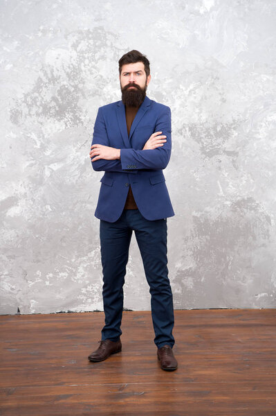 Будь моей модницей. Успех бизнеса. Зрелый бизнесмен. Бородатый хипстер в пиджаке. Мужская мода. Стильный бизнесмен. Бородатый мужчина в официальном костюме. Успешный бизнесмен. Уверенный бизнесмен