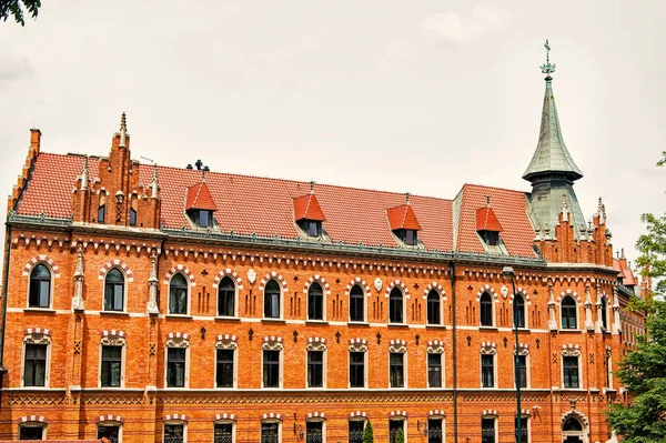 Casa de material de tijolo vermelho em krakow, polônia — Fotografia de Stock