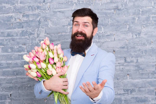 Um presente romântico. Macho se preparando encontro romântico. Tulipas para querida. Homem bem preparado smoking arco gravata segurar flores buquê. Como ser cavalheiro. Guia para o homem moderno. Homem romântico com flores — Fotografia de Stock